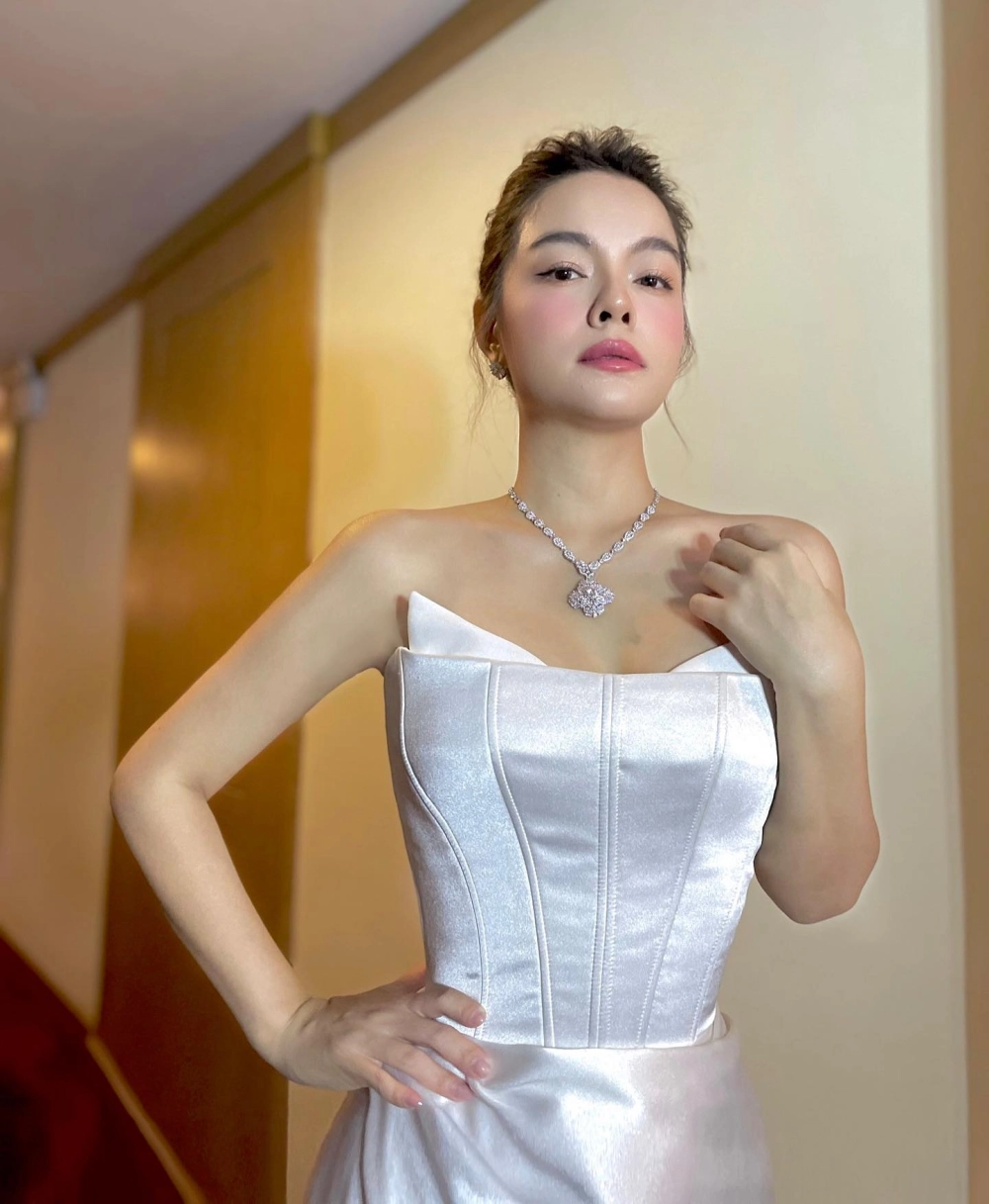 Hát theo giai điệu quen thuộc cùng Phạm Quỳnh Anh karaoke