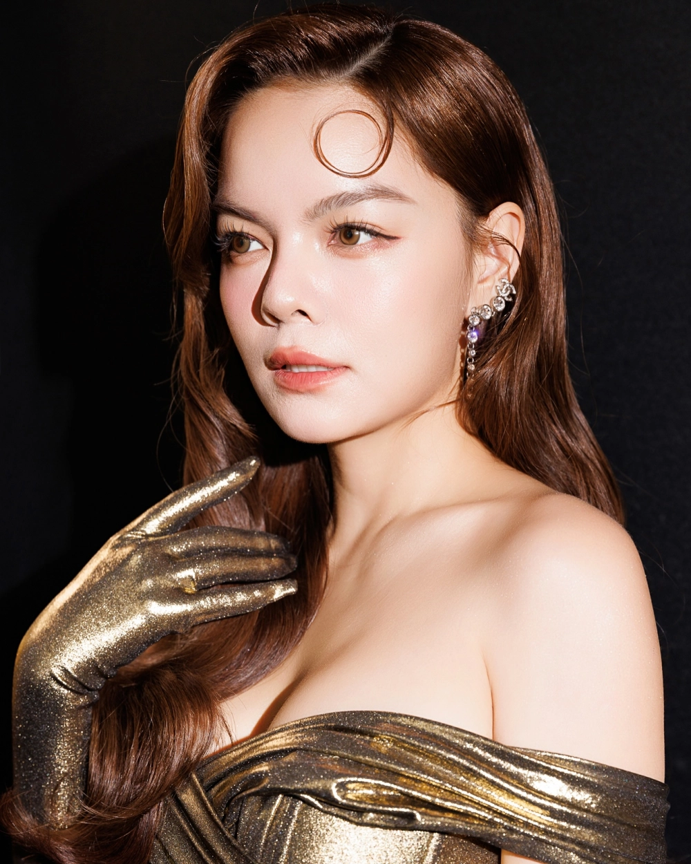 Góc nhìn đậm chất tự sự trong ca sĩ Phạm Quỳnh Anh hello vietnam