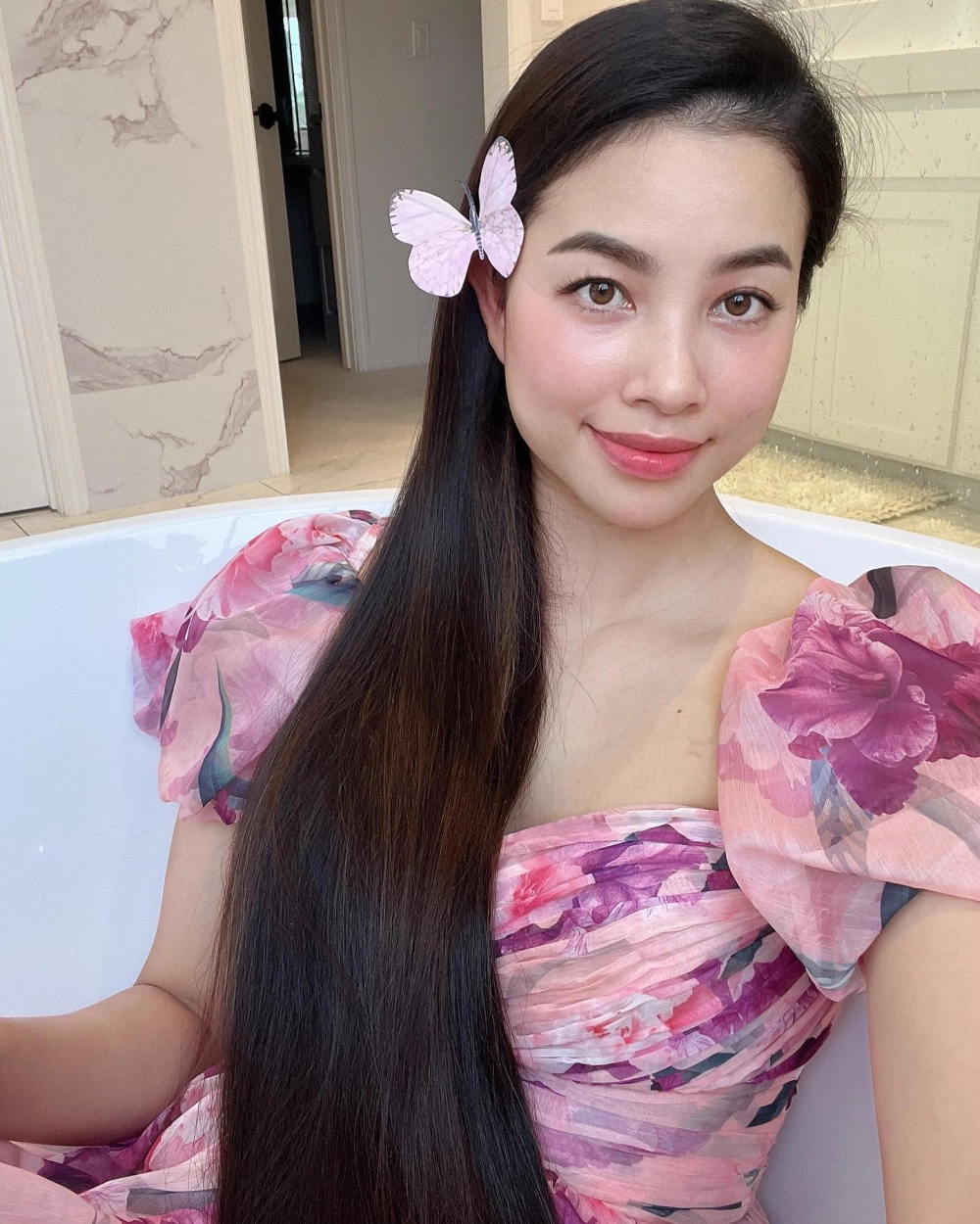 Bất ngờ với clip Phạm Hương hát tại các sự kiện giải trí