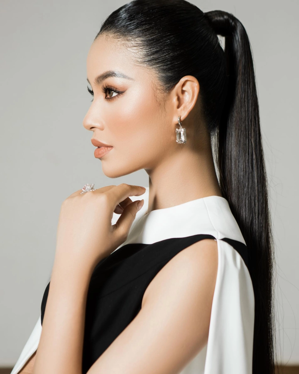 Trang hoa hậu Phạm Hương Facebook có lượng fan theo dõi lớn