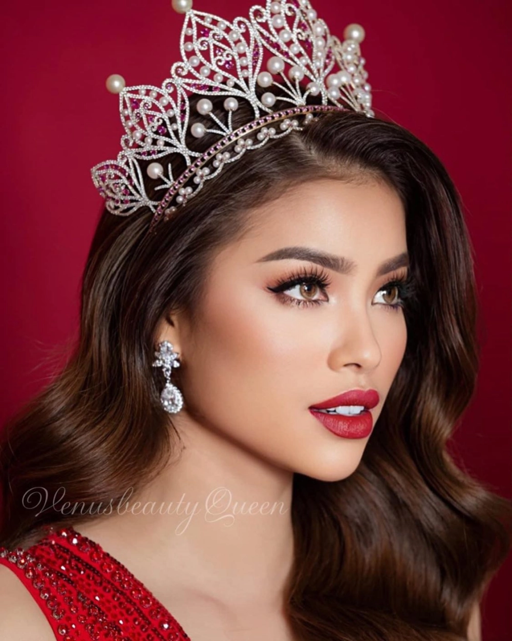 Thông tin Phạm Hương về nước luôn gây chú ý cộng đồng mạng