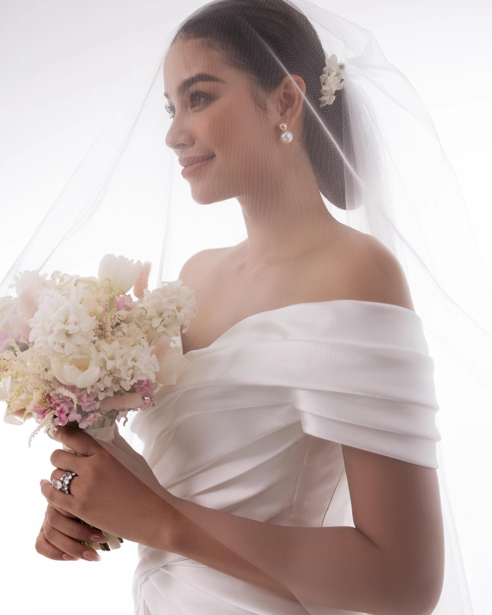 Hình ảnh hoa hậu Phạm Hương về nước được săn đón trên báo chí