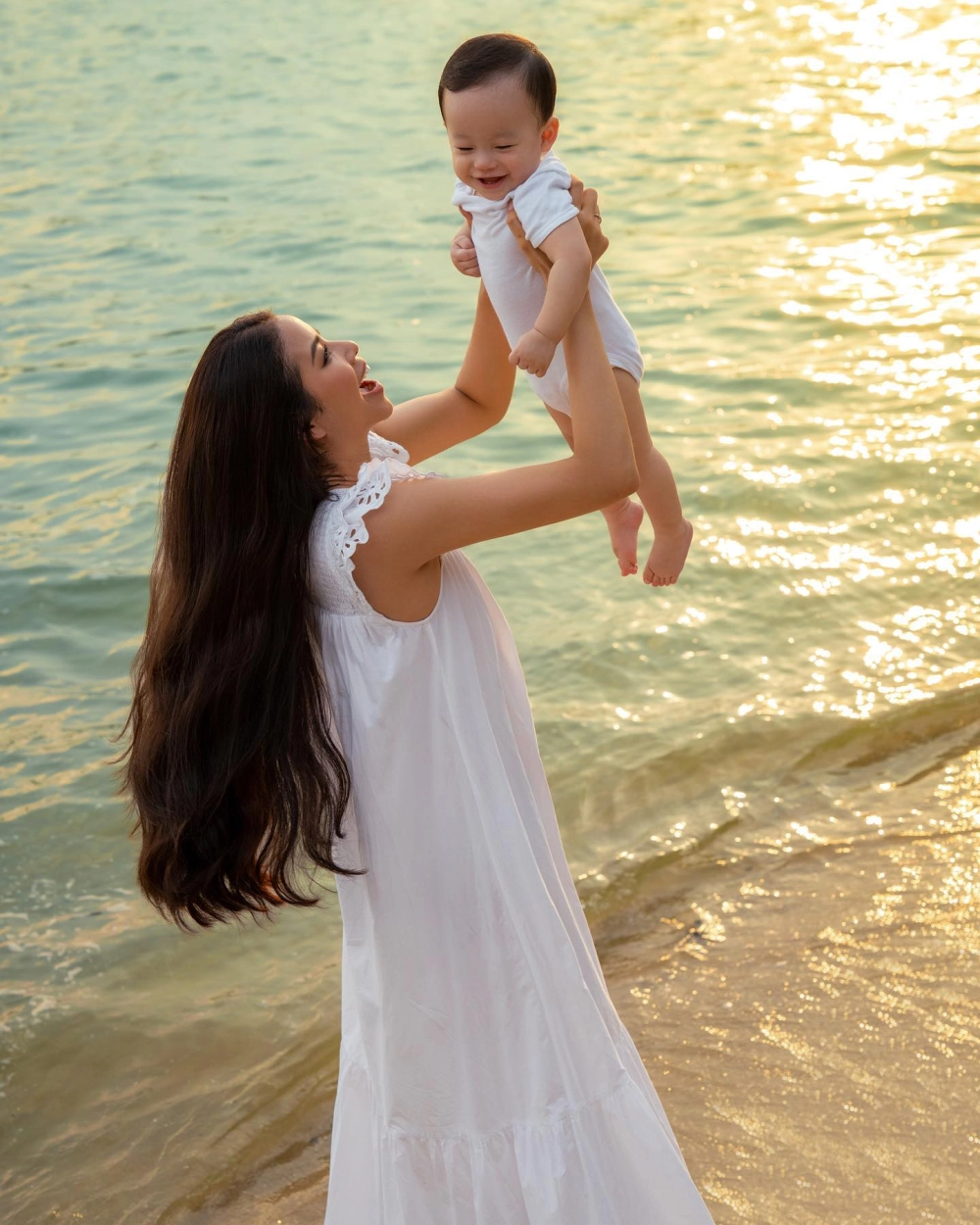 Tin đồn Phạm Hương phẫu thuật thẩm mỹ gây tranh cãi trên mạng