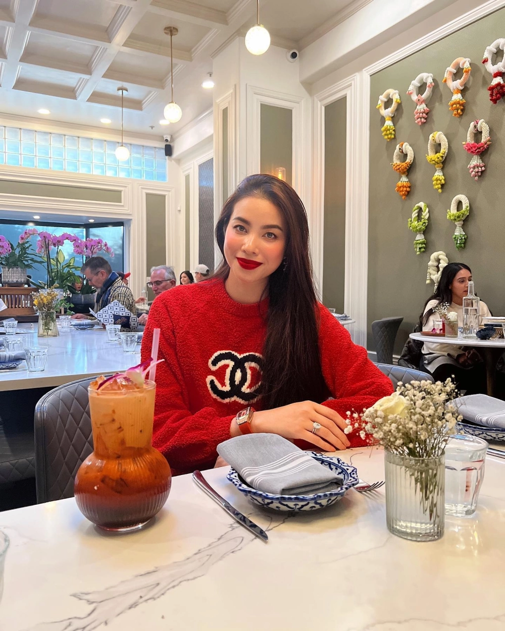 Nhan sắc rực rỡ của hoa hậu Phạm Hương khiến mọi ánh nhìn say đắm