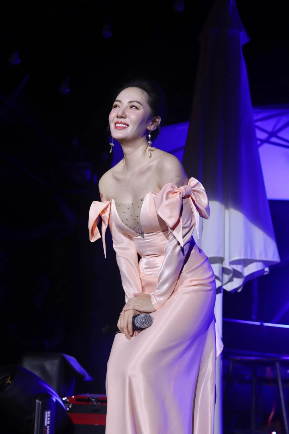 Biểu cảm ngọt ngào khiến fan tò mò Phương Linh có chồng chưa