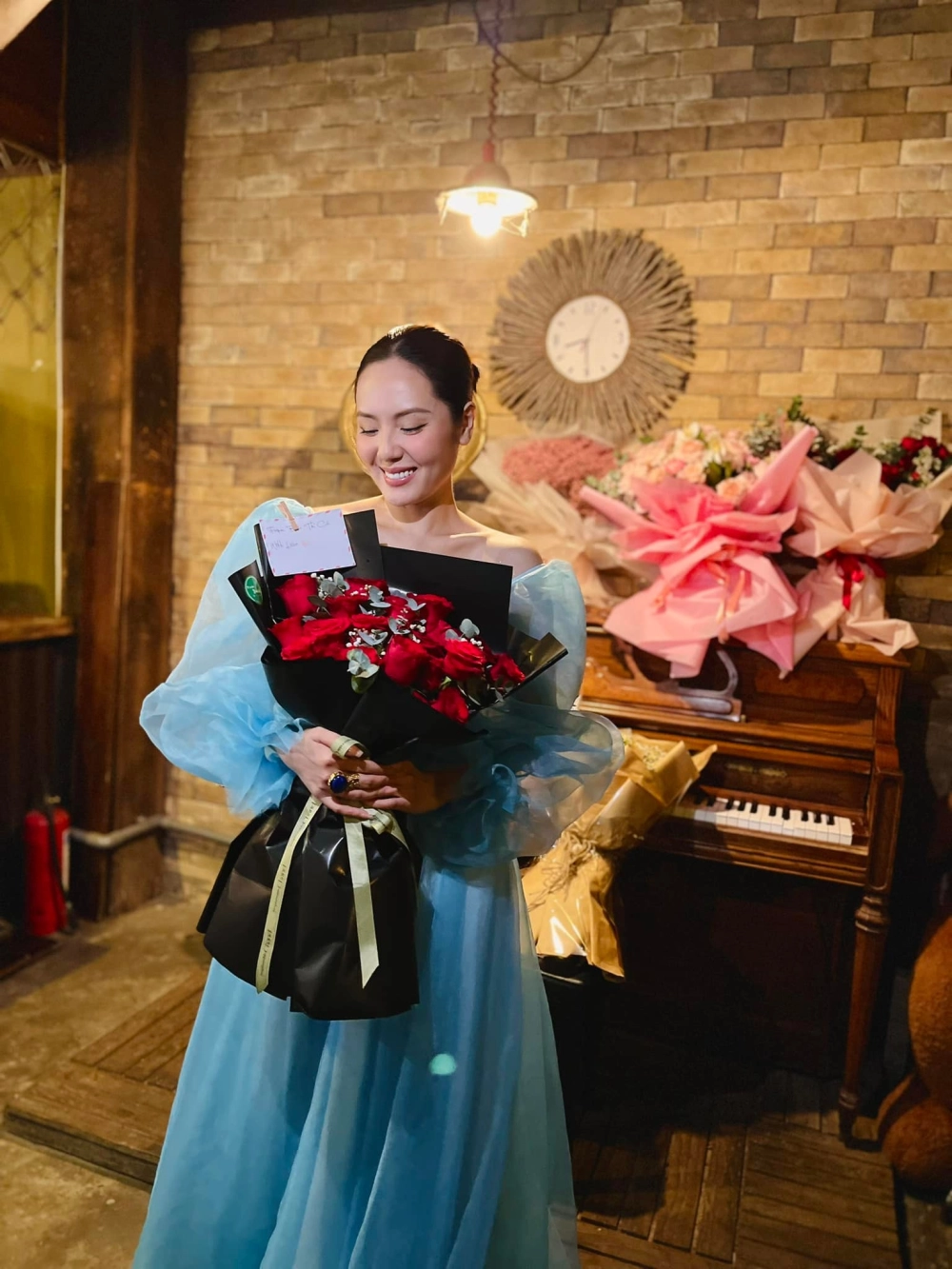 Nhan sắc trẻ trung làm ai cũng hỏi Phương Linh sinh năm bao nhiêu