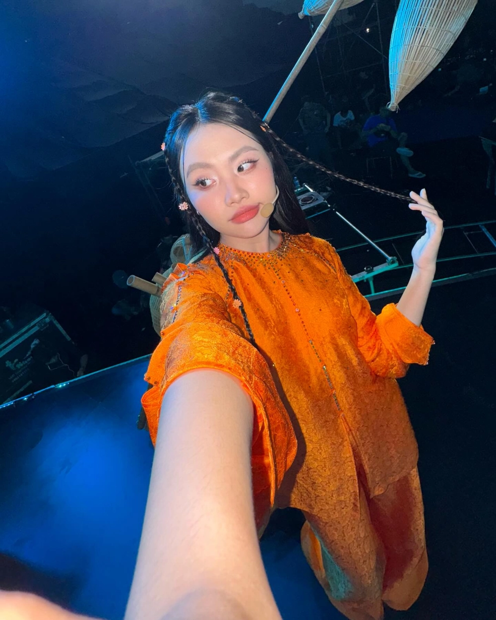 Khung hình nhẹ dịu trong lời bài hát Phương Mỹ Chi liên hoa