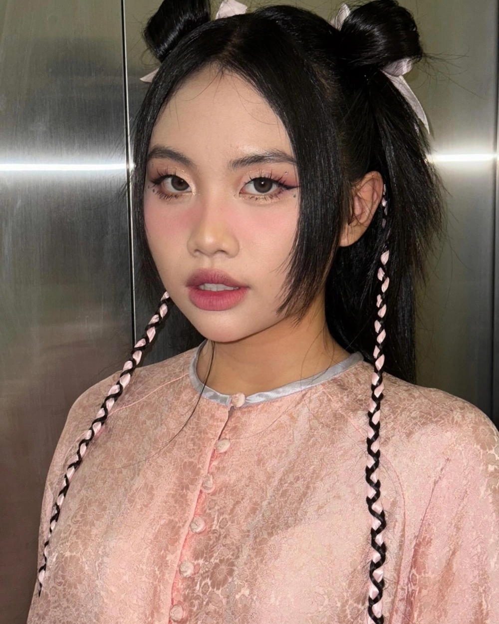 Góc cổ điển phù hợp với lời bài hát Phương Mỹ Chi gối gấm