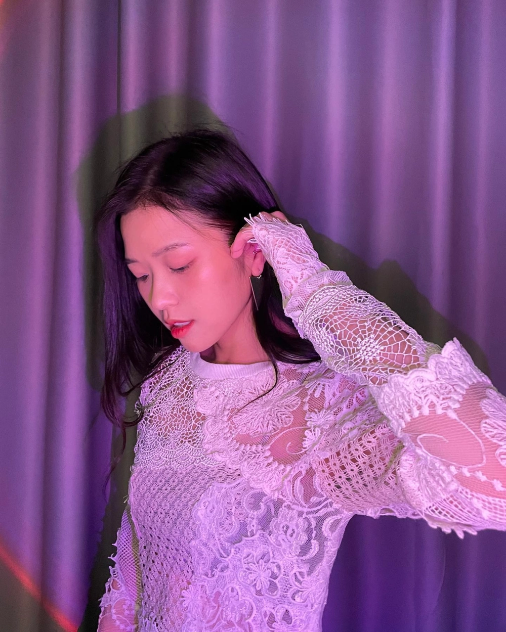 Visual hack tuổi khiến fan tò mò Suni Hạ Linh sinh năm