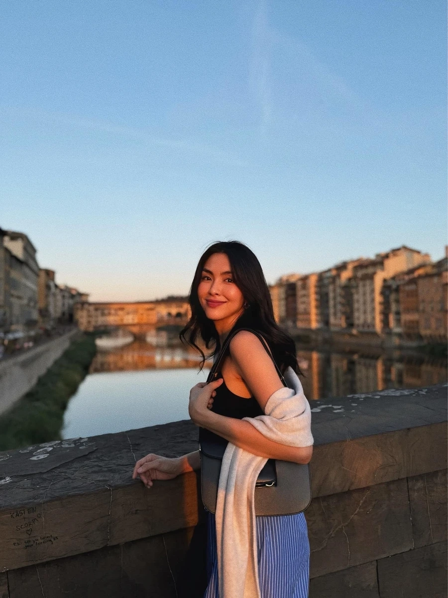 Hình ảnh gợi nhắc hành trình trong tiểu sử Tăng Thanh Hà