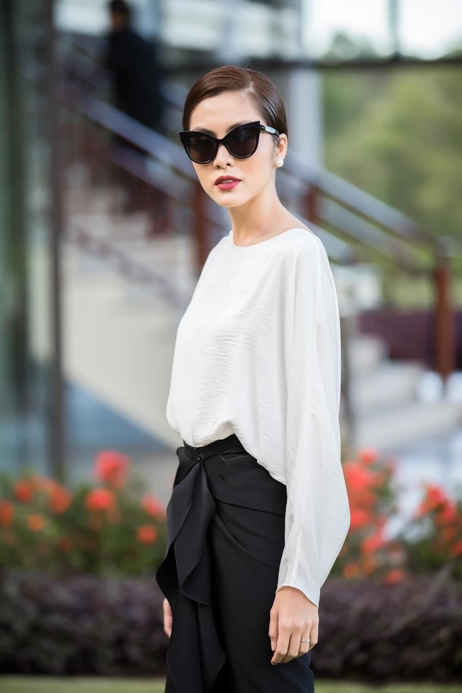 Ảnh outfit tối giản nhưng đẳng cấp của Tăng Thanh Hà thời trang