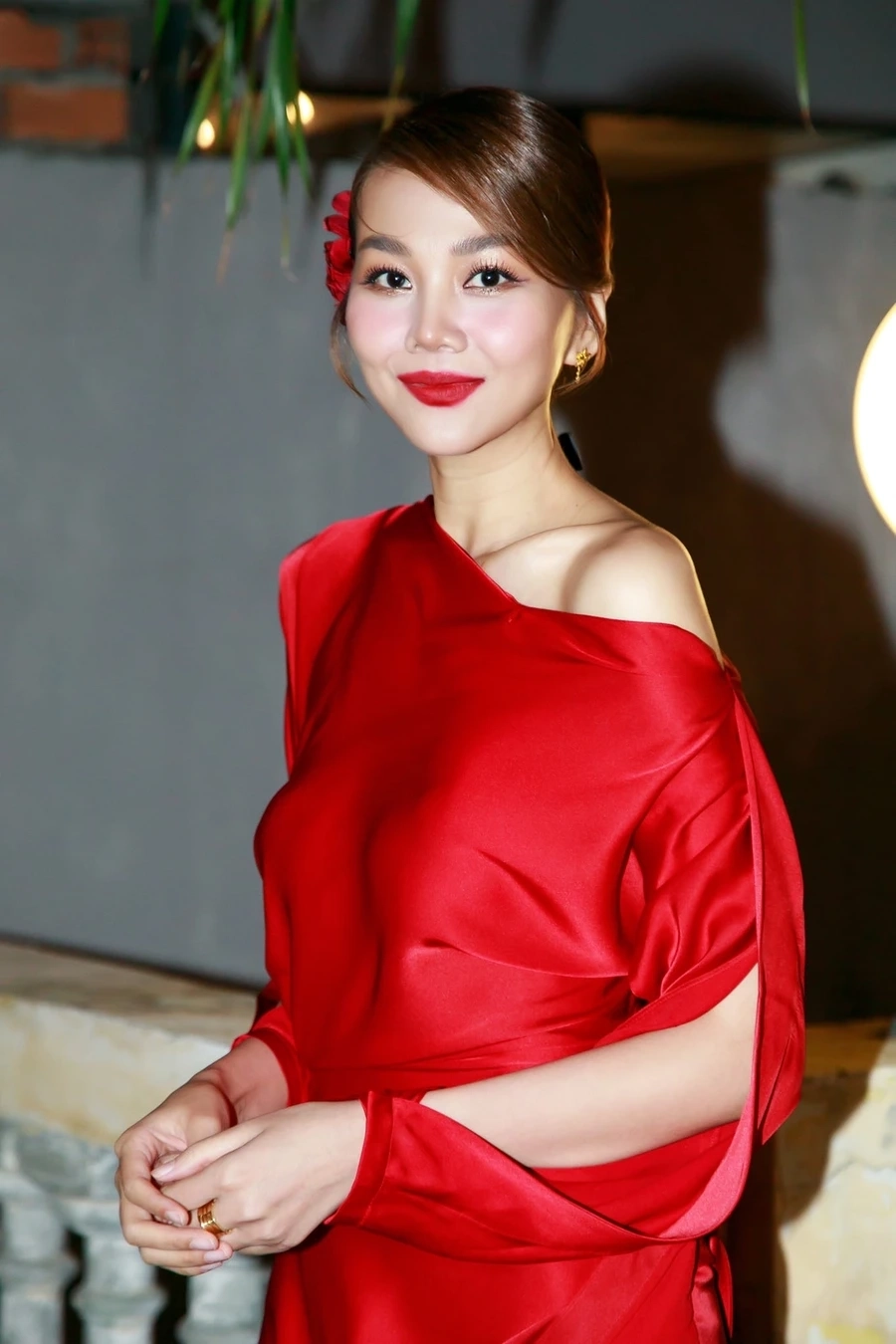 Tư thế đầy tự tin thể hiện rõ Thanh Hằng chiều cao