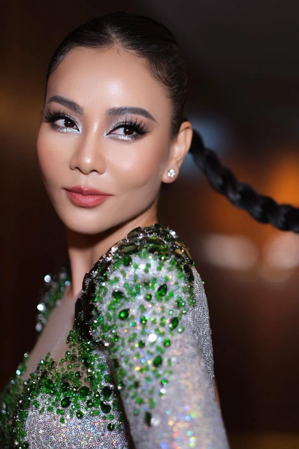 Ảnh biểu cảm sâu sắc từ ca khúc Nhớ Anh Thu Minh