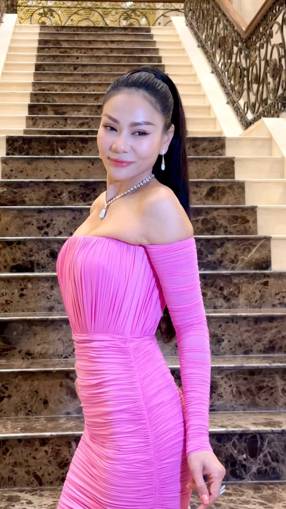 Góc cận cảm xúc từ MV Nhớ Anh Thu Minh