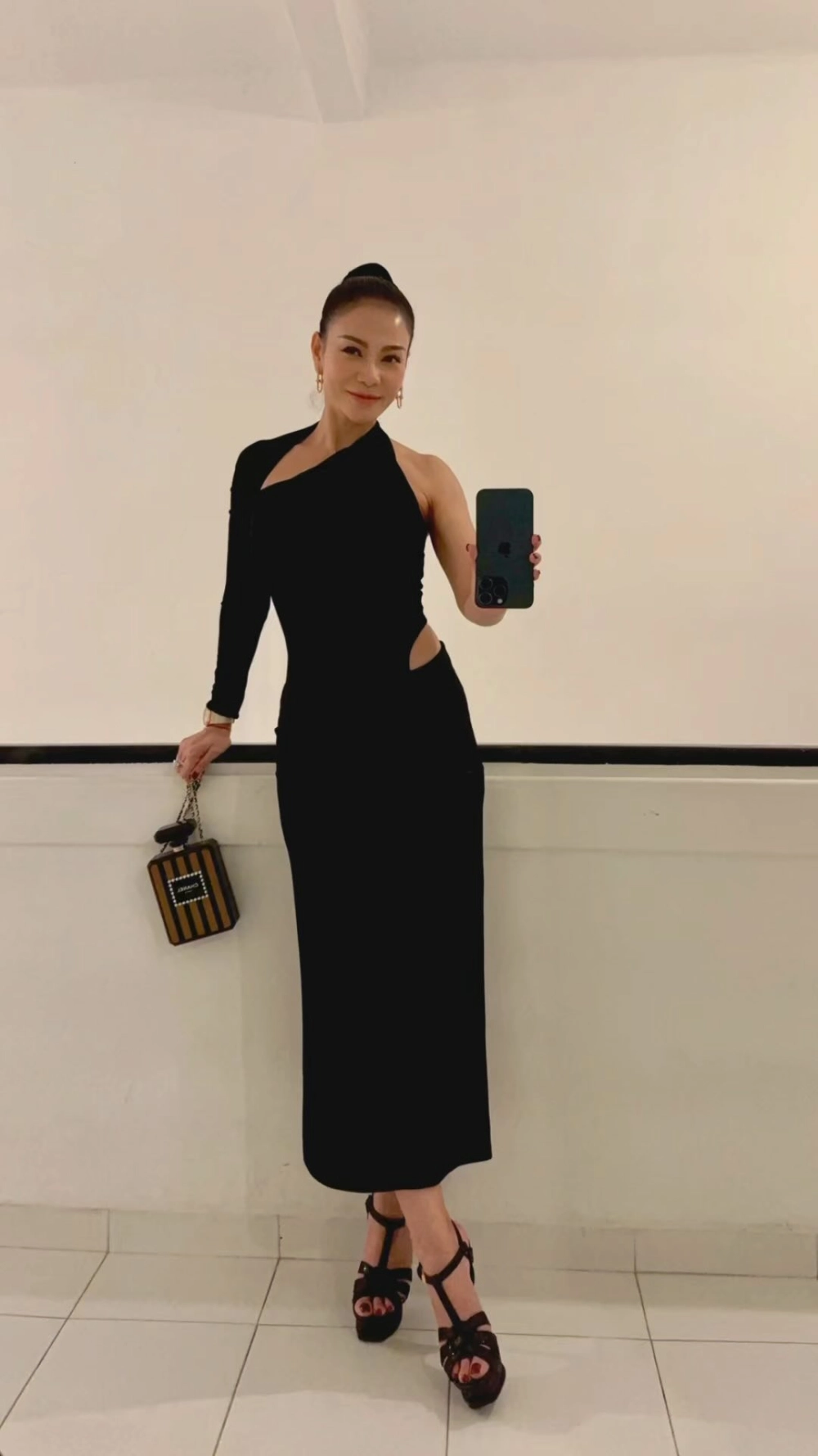 Góc ảnh thể hiện cảm xúc của Bay Thu Minh lyrics