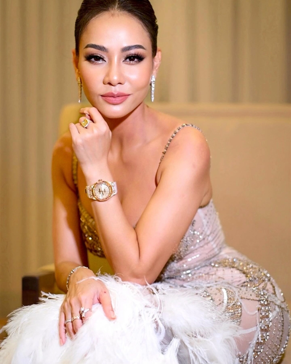 Sân khấu rực rỡ trong phần trình diễn karaoke Thu Minh