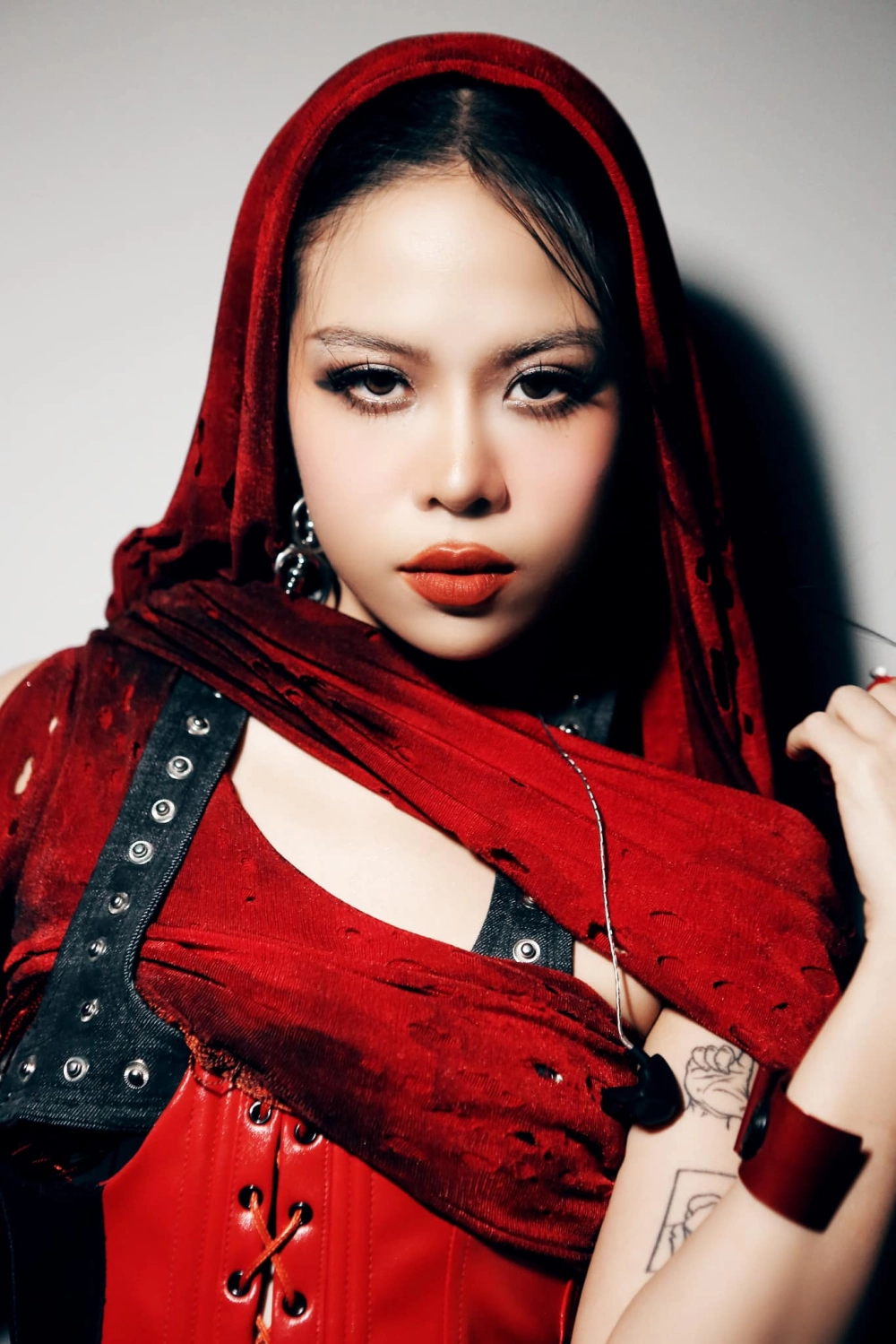 Visual gần gũi khiến fan tò mò về người yêu Tlinh