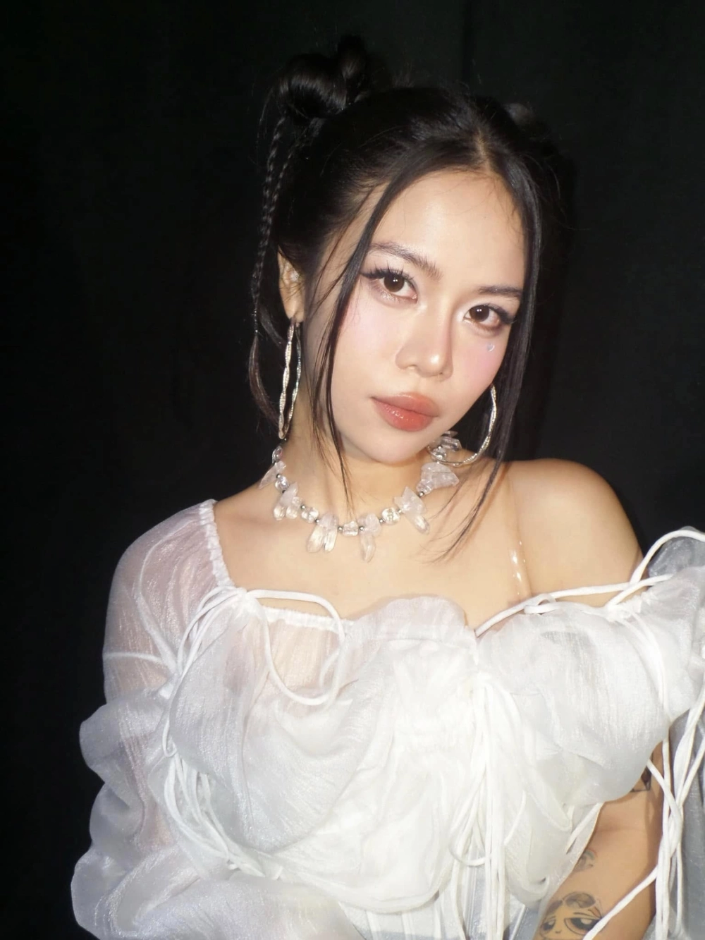 Góc chụp đầy màu sắc từ anh trai say hi Tlinh