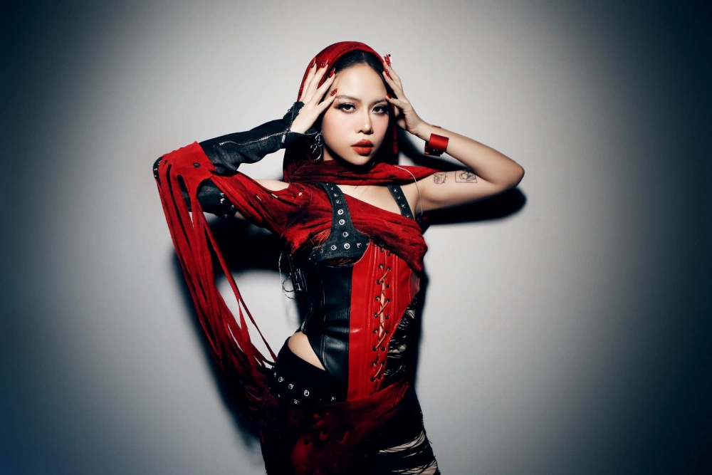 Outfit nổi bật của Tlinh lên đồ trong MV Đồng Chí