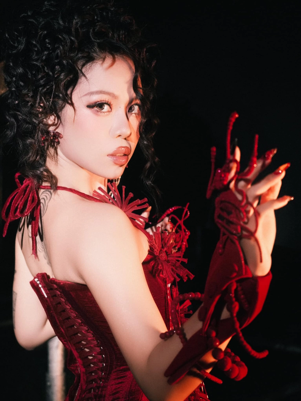 Visual thời thượng trong MV đồng chí Tlinh