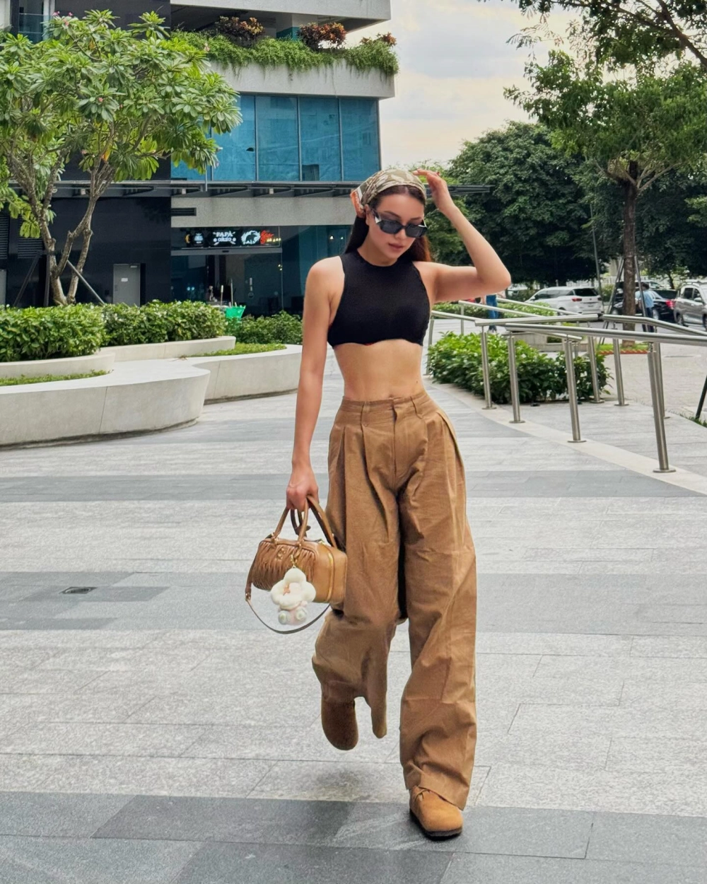 Bức ảnh toàn thân nhấn mạnh chiều cao của Trà Ngọc Hằng