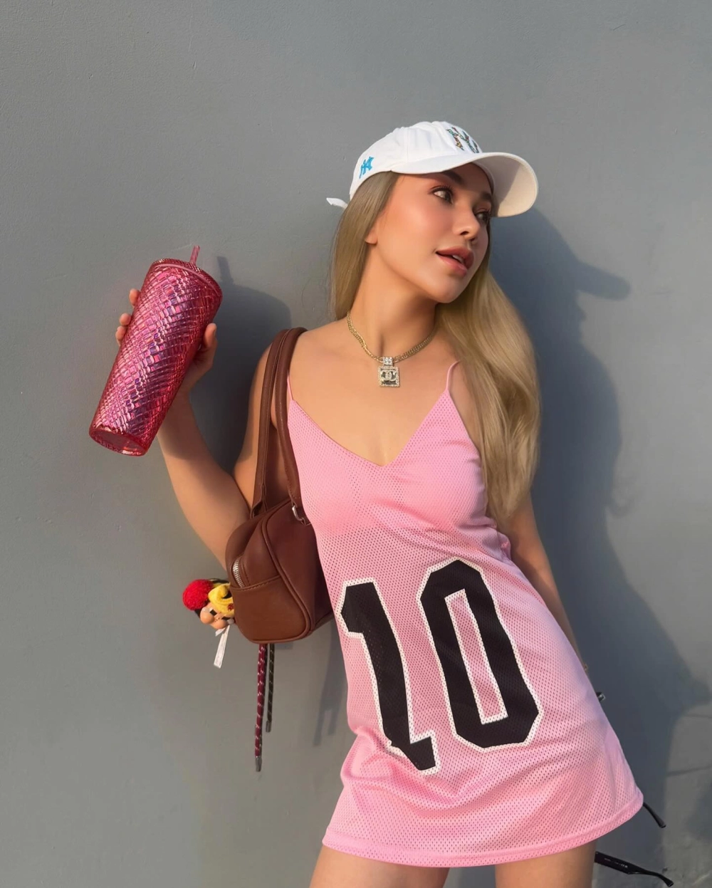 Ảnh trình diễn trên sân khấu của ca sĩ Trà Ngọc Hằng