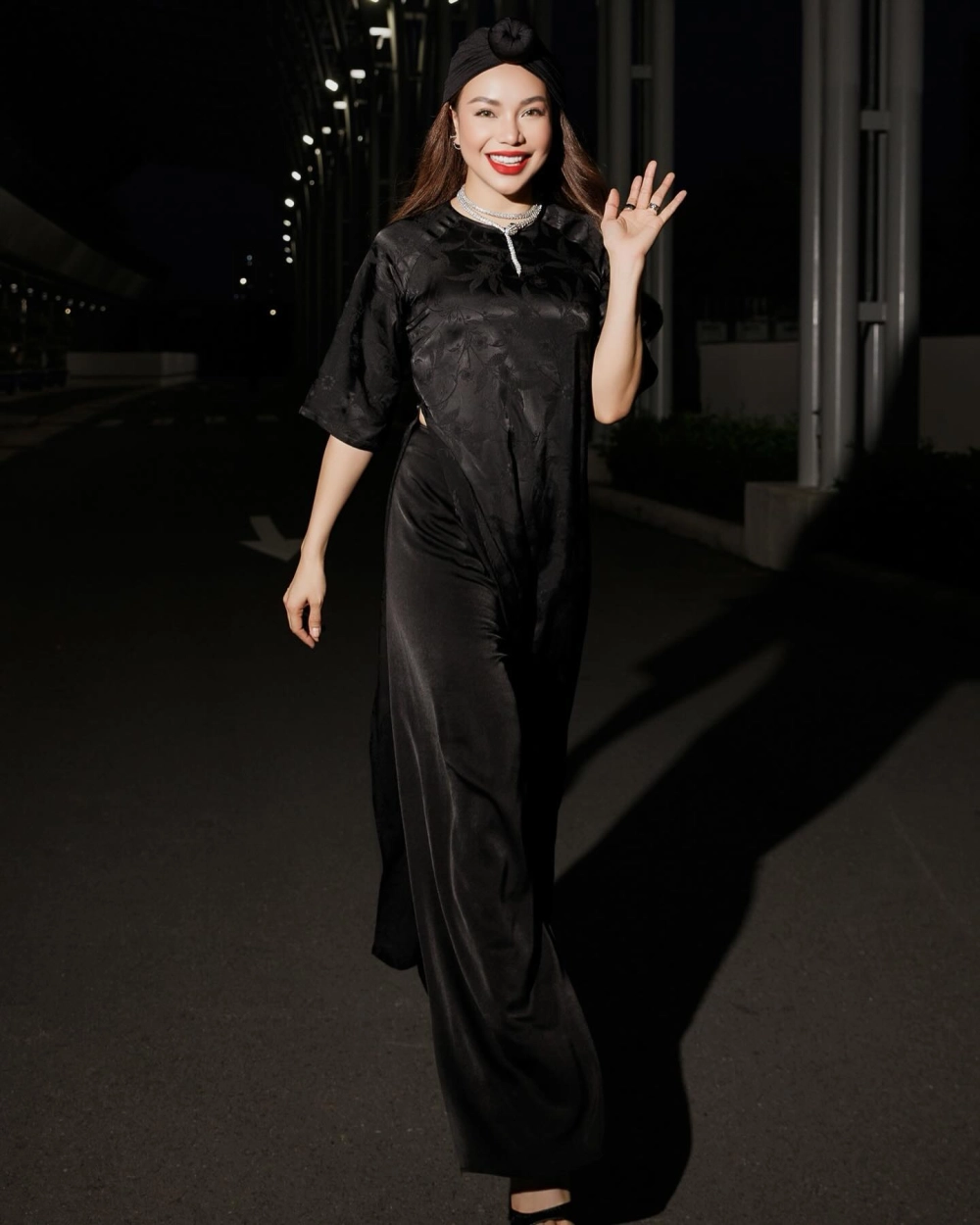 Bức ảnh giúp bạn nhận diện ngay Trà Ngọc Hằng là ai