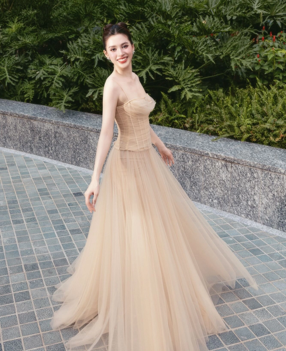 Bản lĩnh sân khấu của hoa hậu Việt Nam 2018 Trần Tiểu Vy