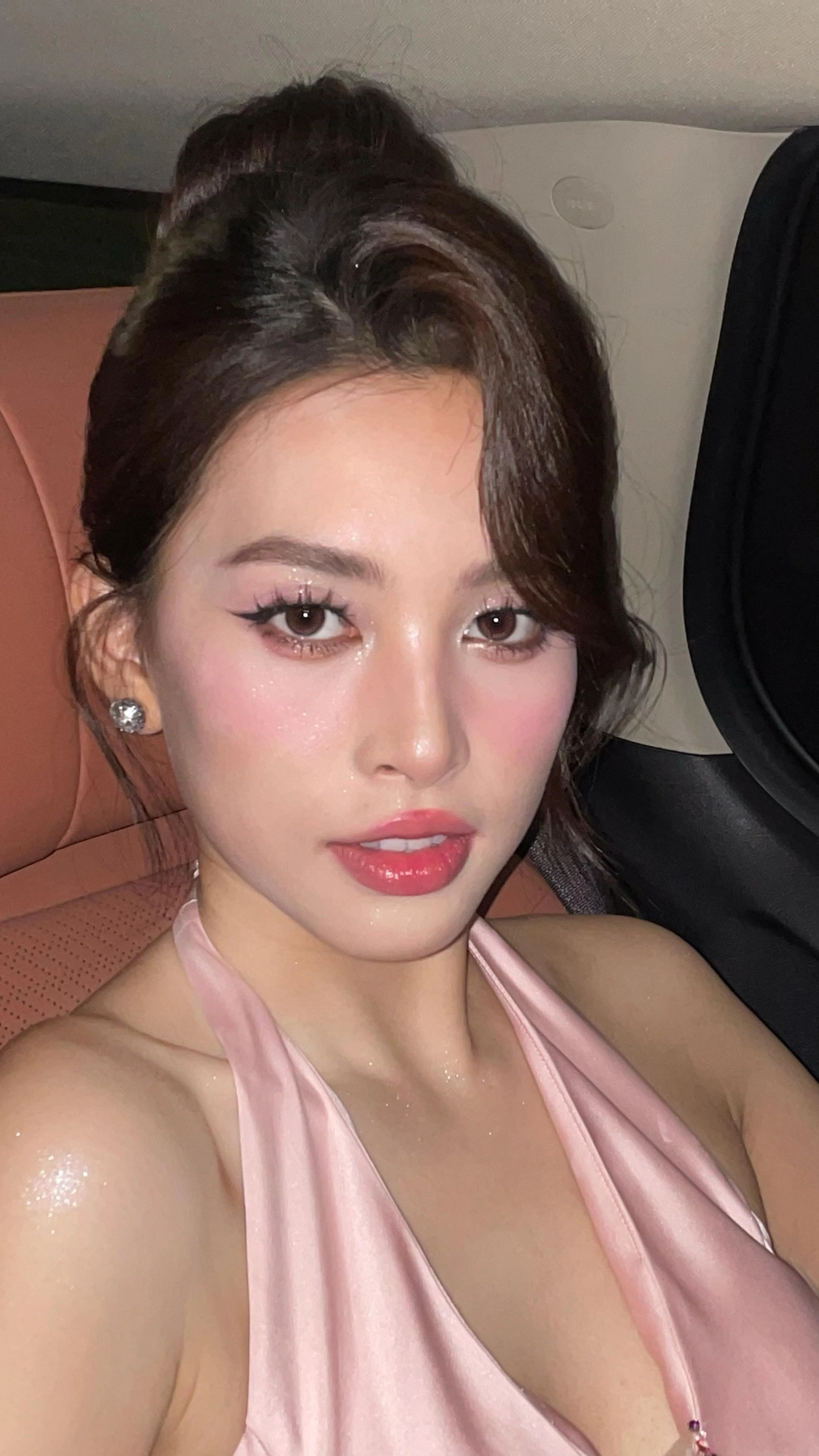 Cô ấy sở hữu vẻ ngoài dễ thương và dễ mến, ai nhìn cũng thích