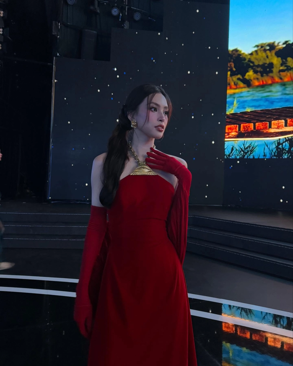 Thần thái nổi bật khi hoa hậu Trần Tiểu Vy thi hoa hậu thế giới