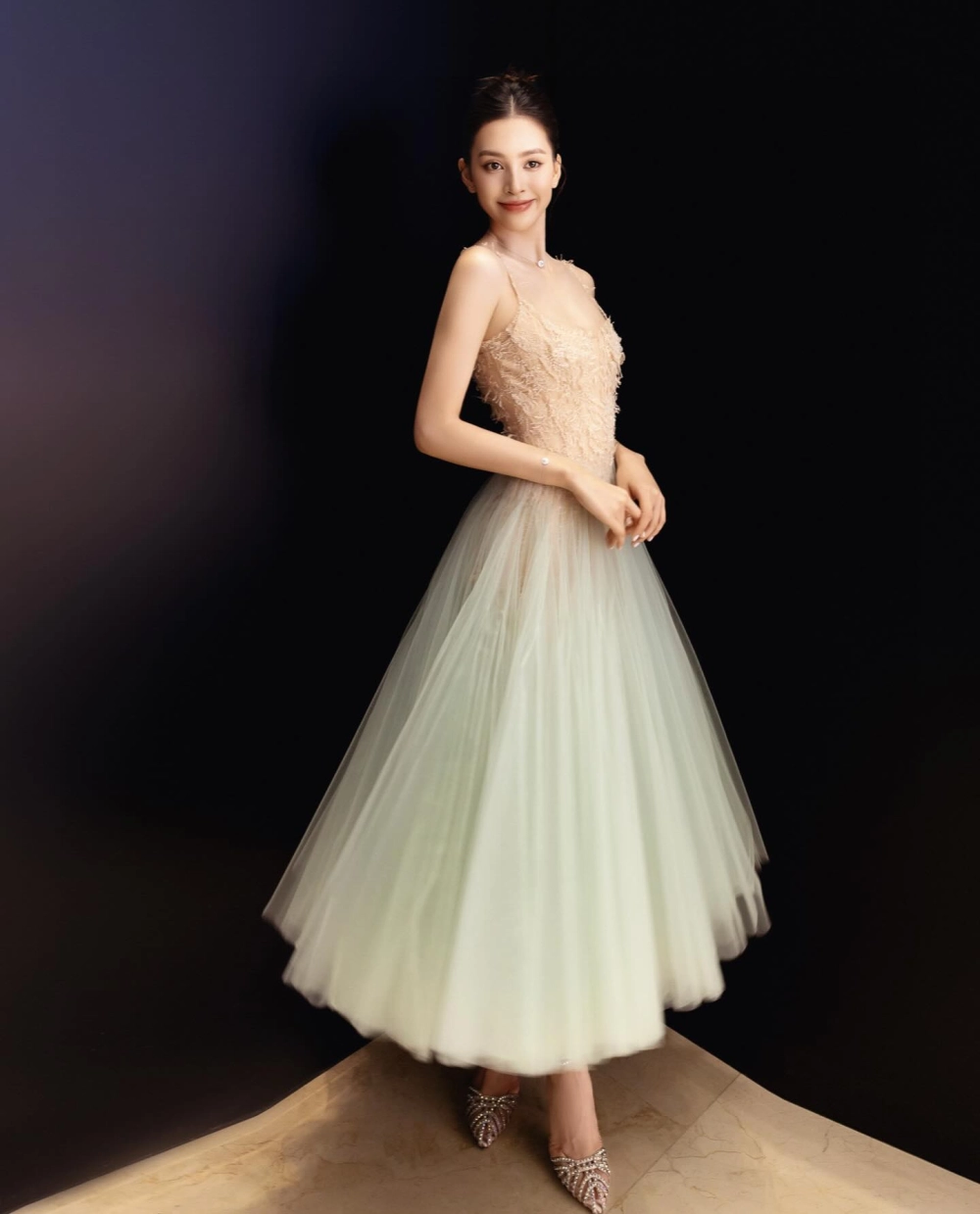 Thần thái cuốn hút của hoa hậu Tiểu Vy trên sân khấu