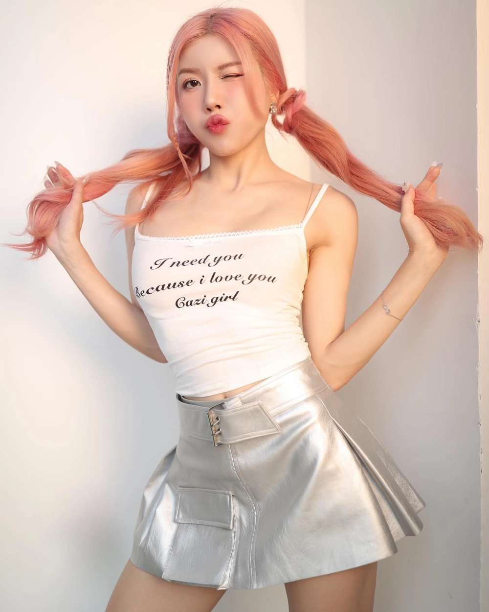 Ảnh trang trọng thể hiện hành trình tiểu sử Trang Pháp