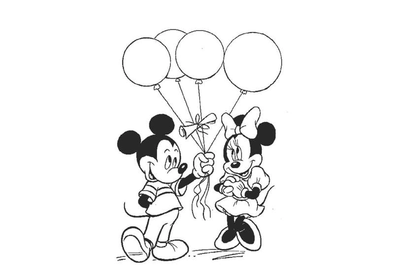 Bé mê mẩn hình ảnh chuột mickey tô màu
