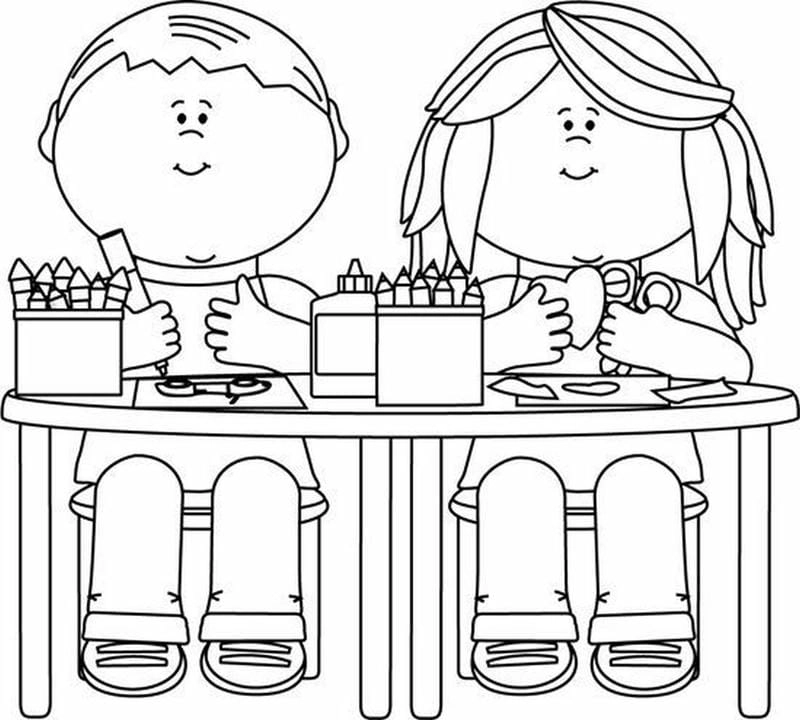 Bé tập tô với tranh tô màu trường mầm non đơn giản
