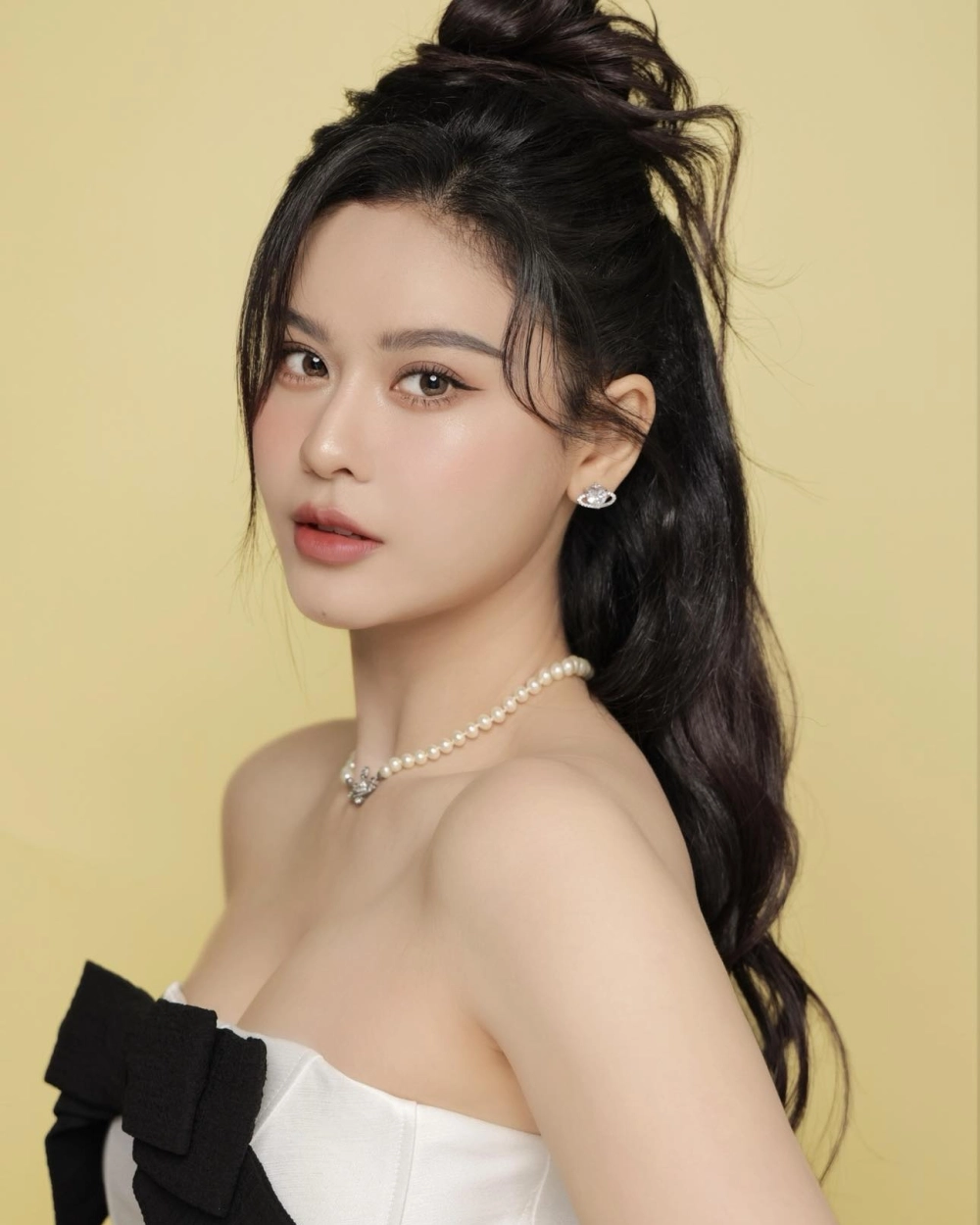 Visual gây tranh cãi giữa tin đồn Trương Quỳnh Anh ngoại tình