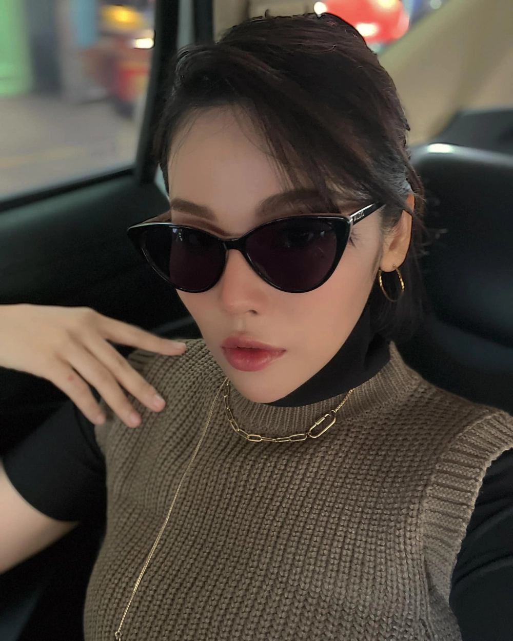 Hình ảnh biểu diễn đầy cảm xúc cho Trương Thảo Nhi bài hát