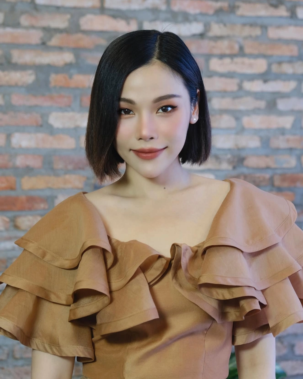 Ảnh tình cảm trong bài Trương Thảo Nhi chúng ta sẽ là gì của nhau