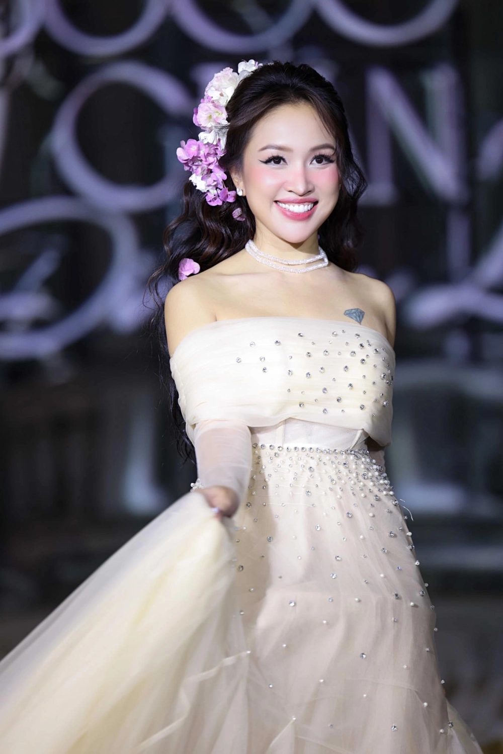 Thần thái trẻ trung khiến fan đoán Vân Hugo sinh năm