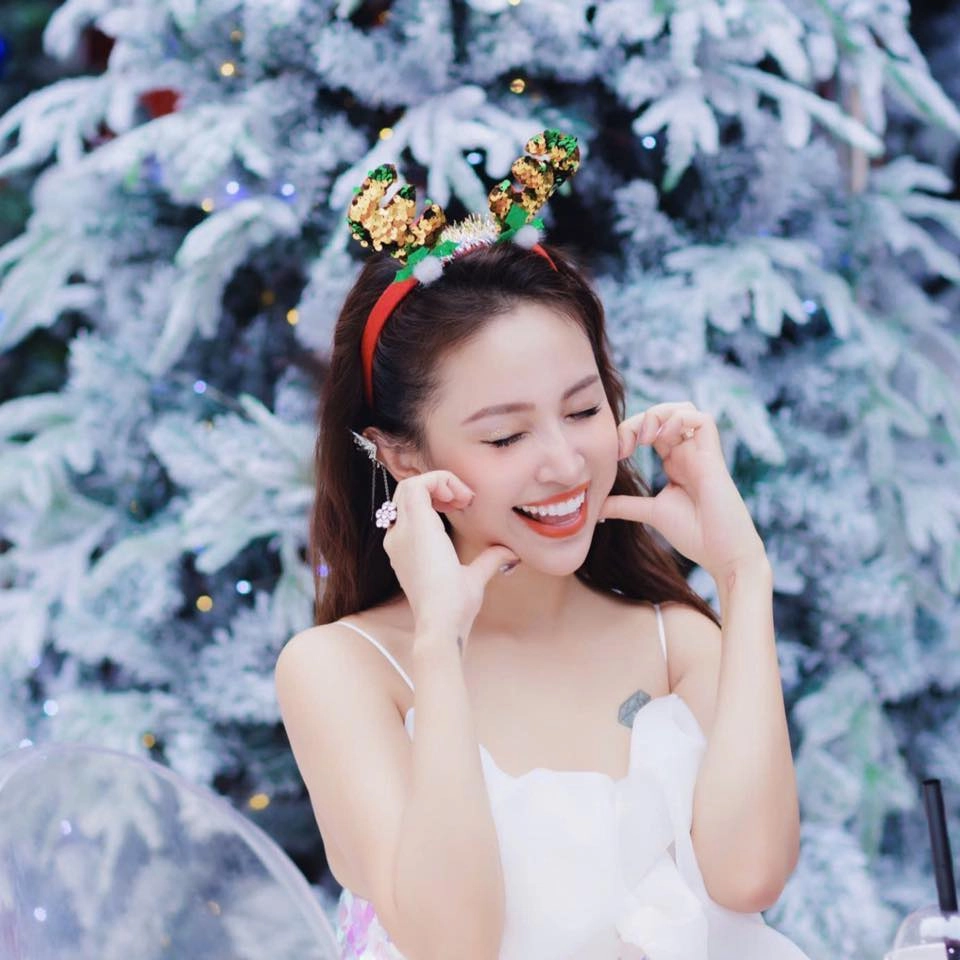 Hình ảnh mẹ con hạnh phúc của Vân Hugo sinh con