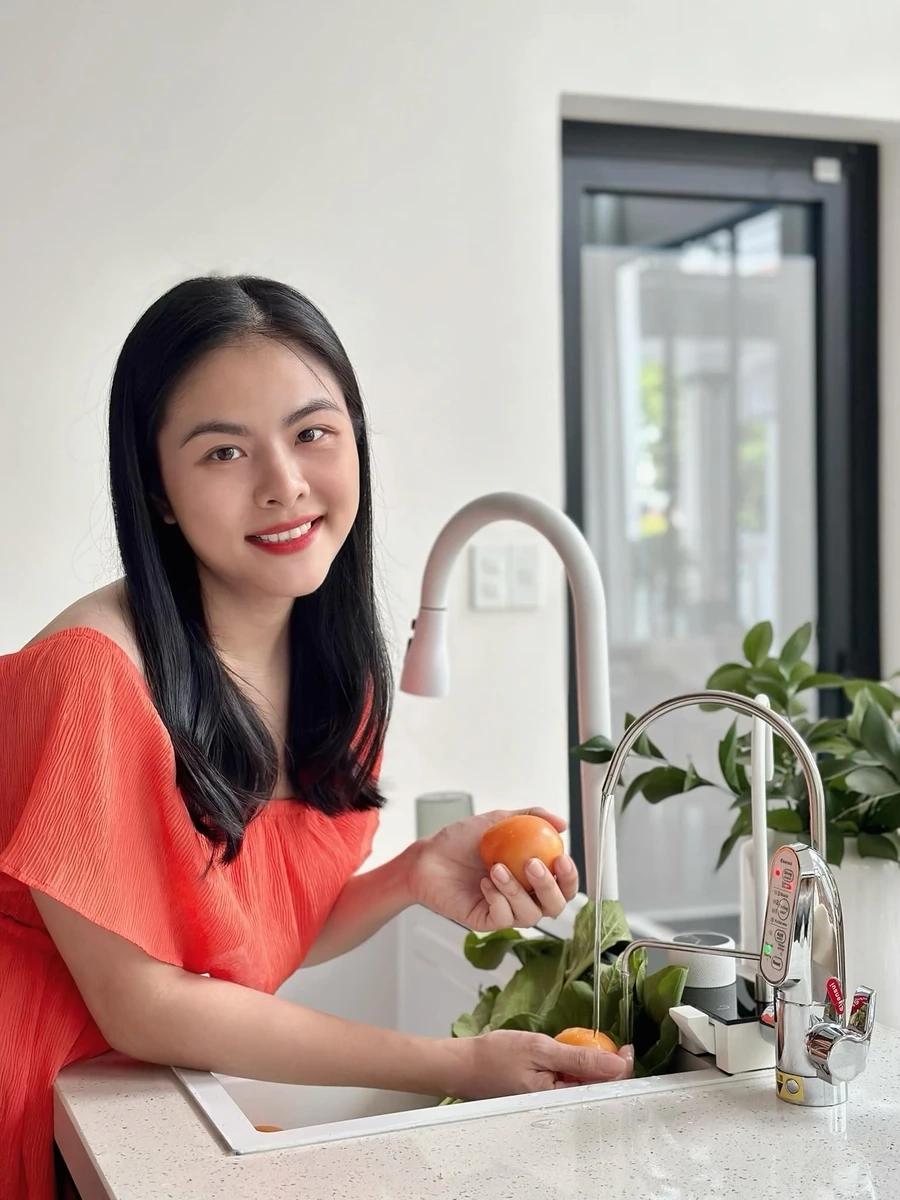 Ảnh hậu trường lúc Vân Trang quay phim