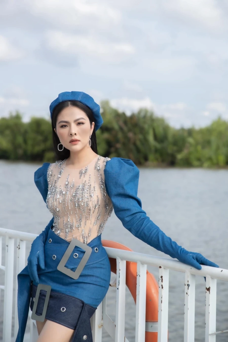 Góc toàn thân thể hiện rõ Vân Trang cao bao nhiêu
