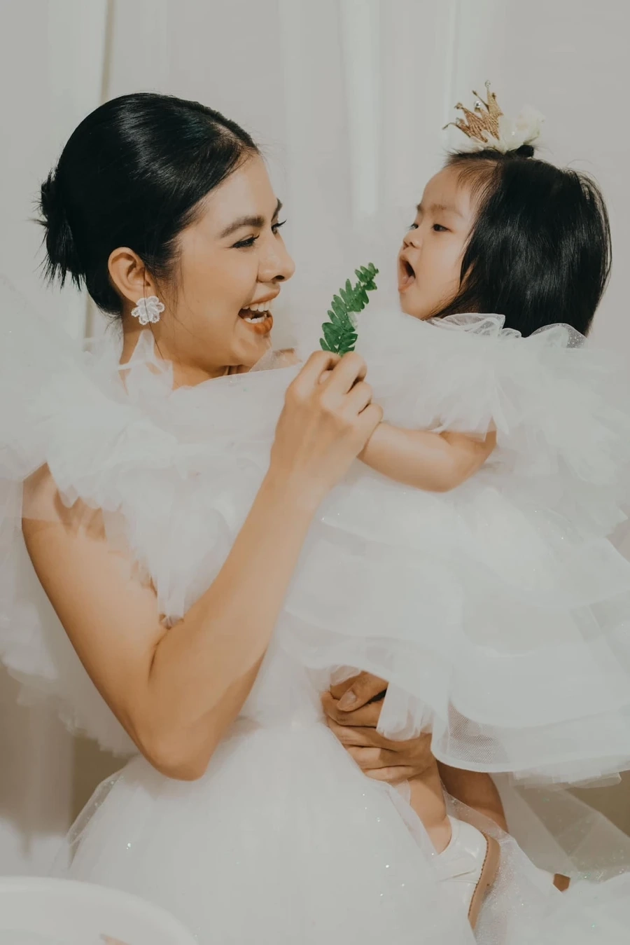 Ảnh gia đình ngọt ngào khiến ai cũng tò mò chồng Vân Trang là ai