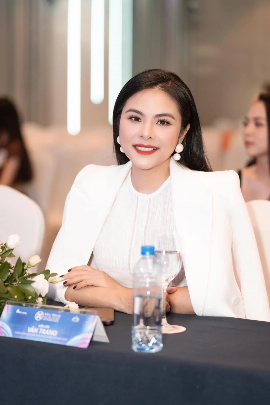 Ảnh hậu trường chuyên nghiệp của Vân Trang diễn viên