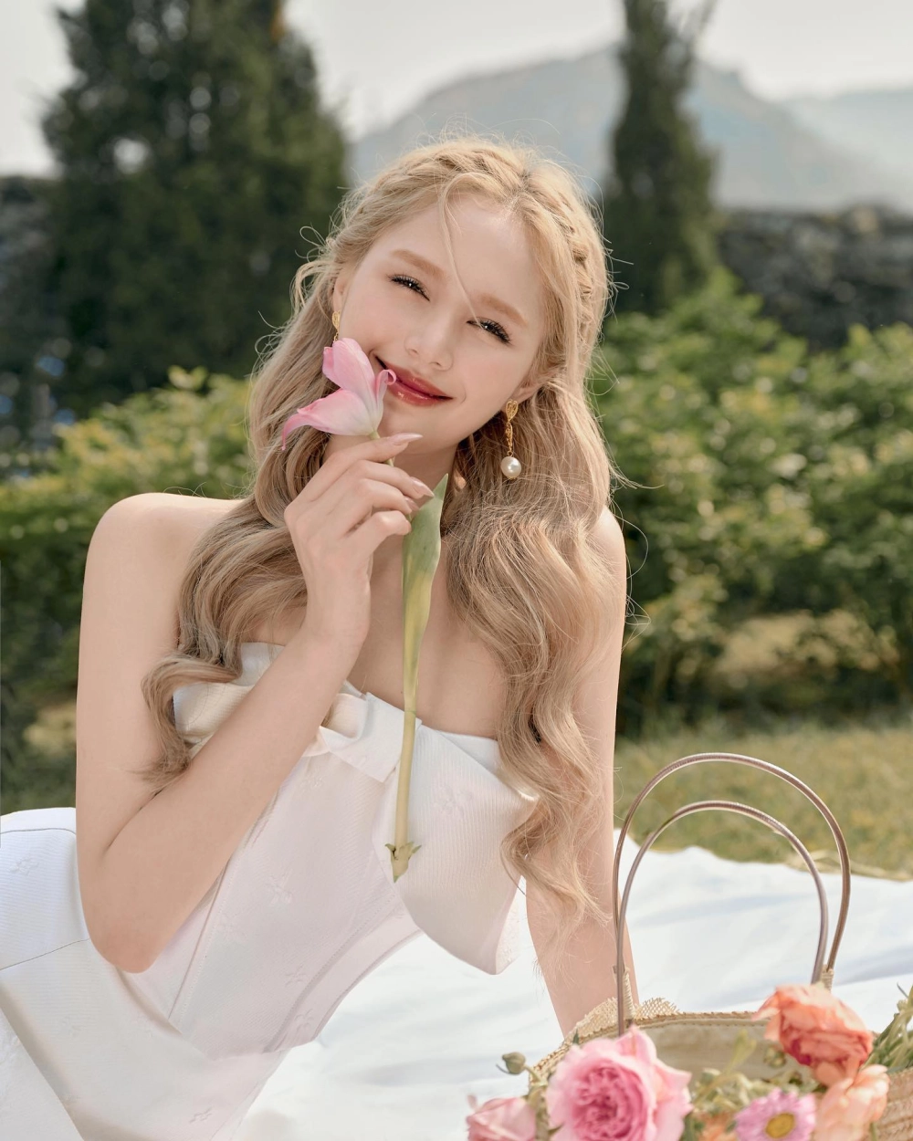 Ảnh đời thường khiến người xem tò mò Xoài Non SN bao nhiêu