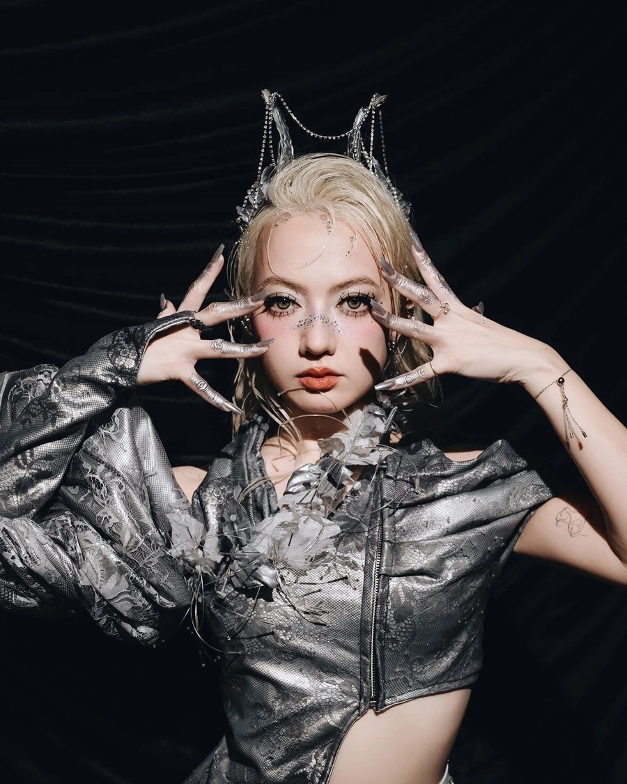 Ảnh thân thiện đời thường gắn với Xuân Nghi năm sinh