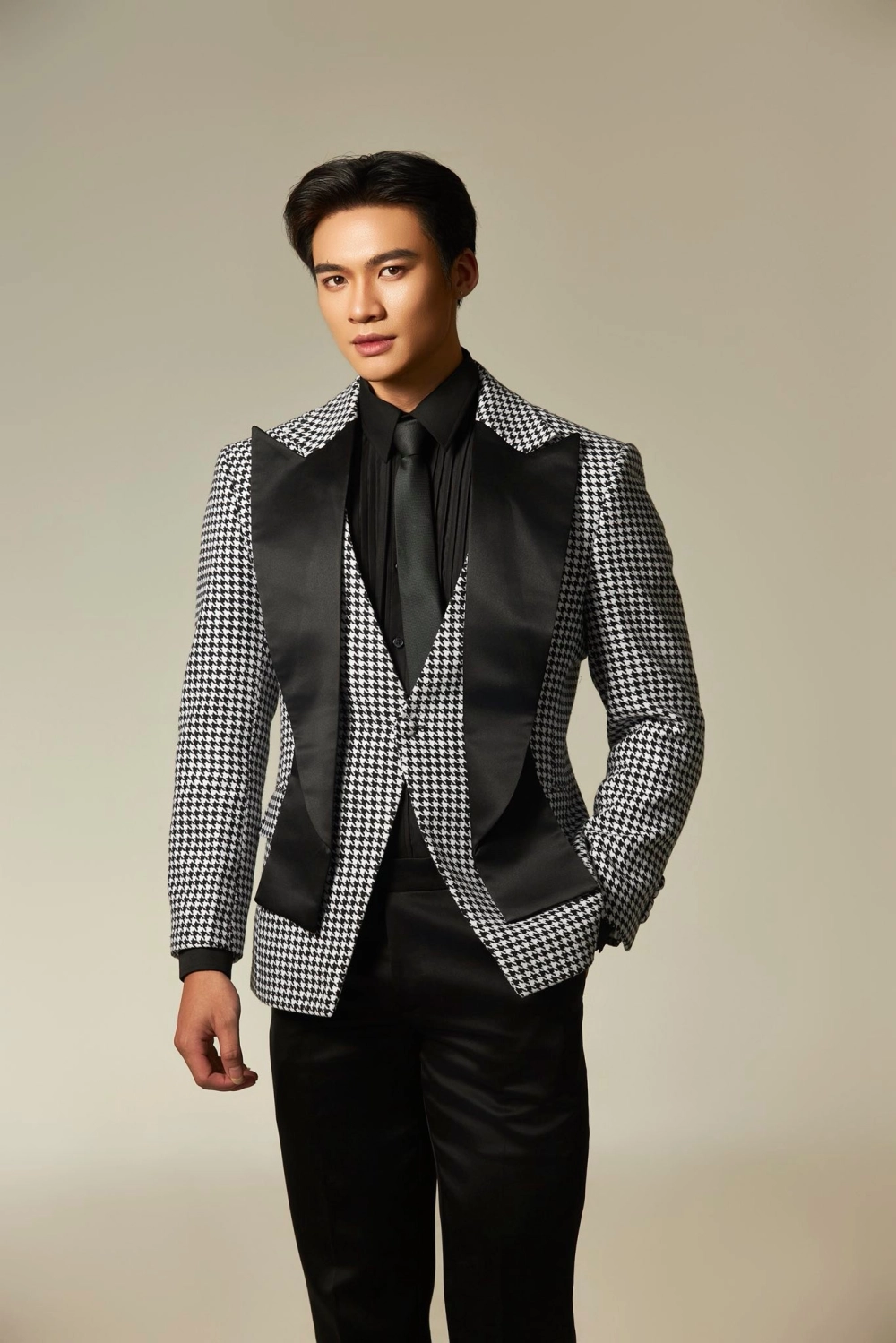 Xem những khoảnh khắc của Đinh Công Tú và bạn gái mới nhất