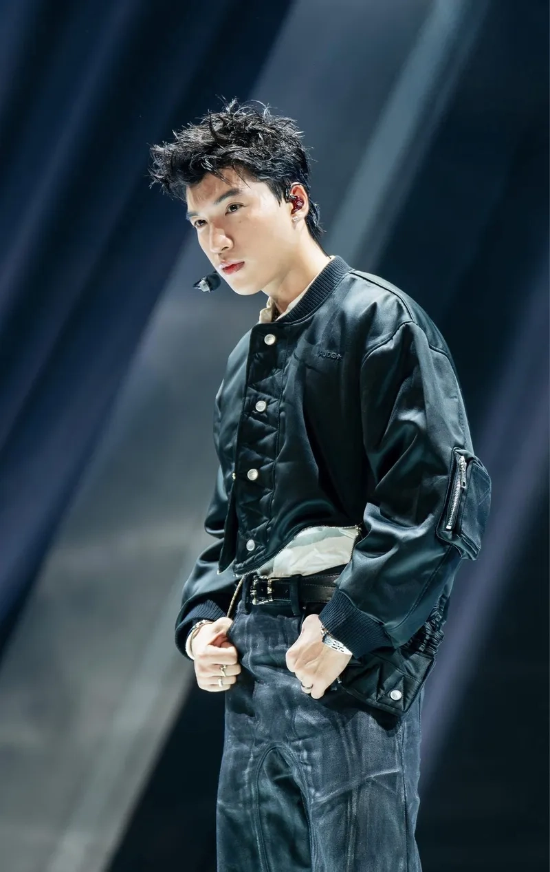 Theo dõi Hiếu Thứ Hai Instagram để cập nhật hình ảnh mới