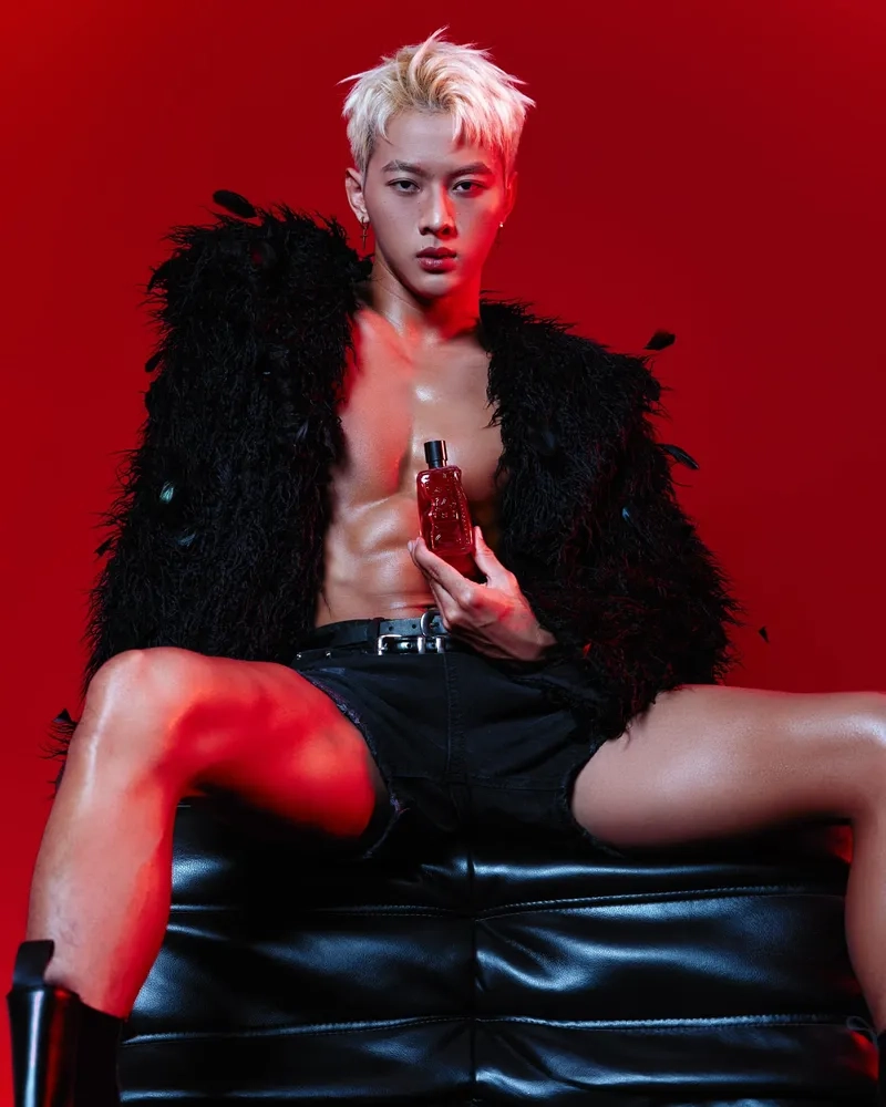 Khám phá phong cách thời trang của người mẫu Hóa Trần fashion