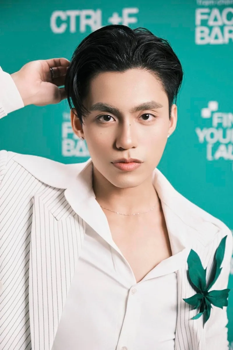 Khán giả reo hò cuồng nhiệt tại show diễn của MONO