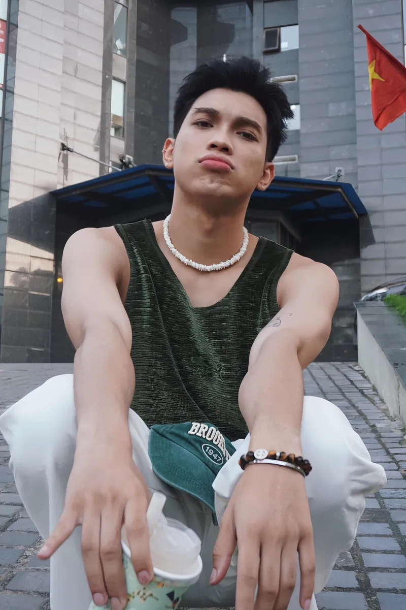 Ngô Việt Hoàng người mẫu khoe phong cách thời thượng đầy cuốn hút